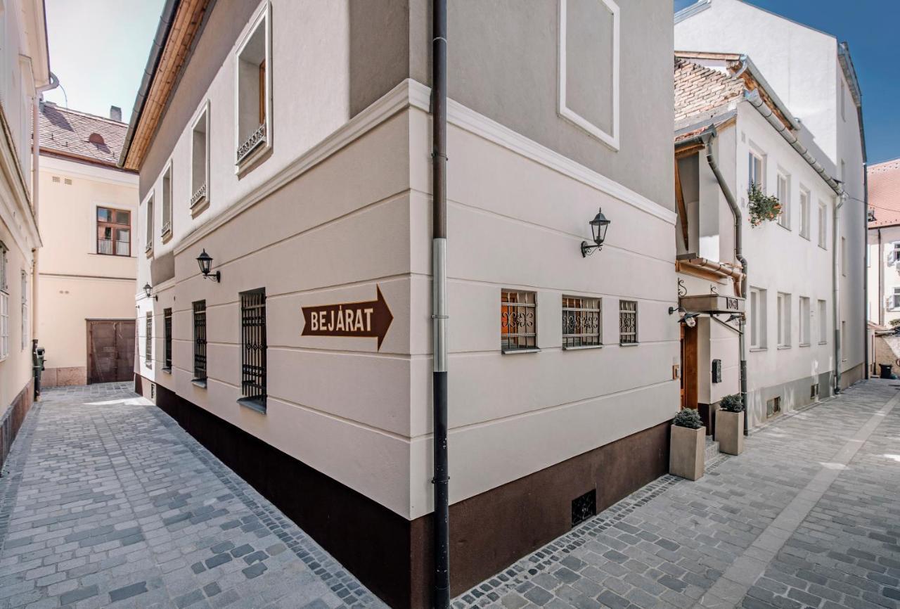 Soho Apartmanhaz Győr Buitenkant foto